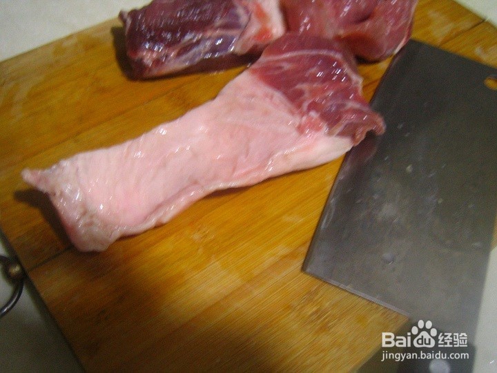 <b>怎么用刀切肥猪段做菜肴备料</b>