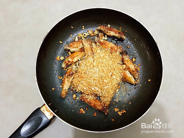 如何做出好吃的避风塘鸡翅