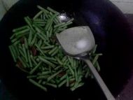 豆角炒火腿肠的做法