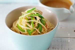 食补佳品茭白肉丝冷面的做法
