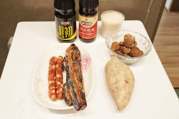 广式双拼腊味煲仔饭