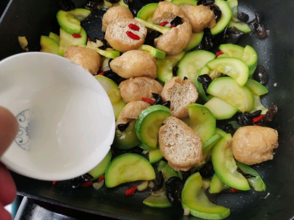 豆泡木耳炒西葫芦