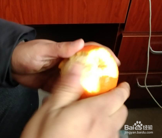 没有刀怎么吃橙子
