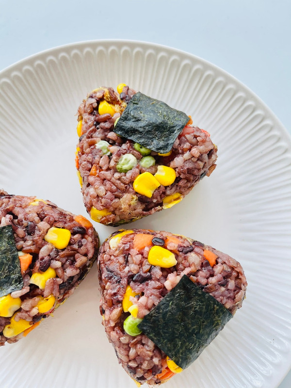 低卡饱腹三色糙米肉松饭团