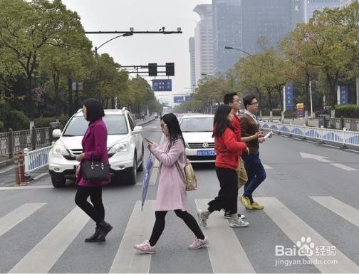 行人如何安全过斑马线