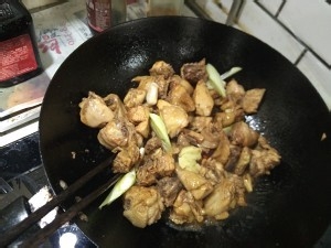 养生食补家常三黄鸡闷笋的做法