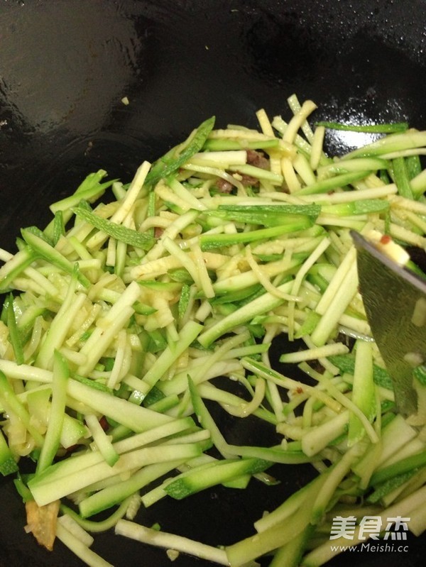 香味十足的蒜味西葫芦丝！