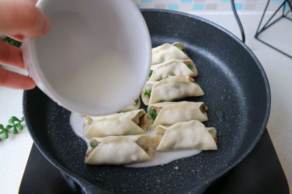 韭菜虾仁锅锅贴