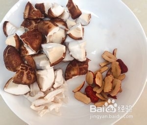 家庭版红枣花菇蒸鸡