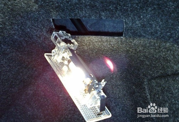 迈腾尾箱灯怎么卸