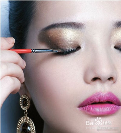 玫红唇浓金眼,派对女王就是要“浓”