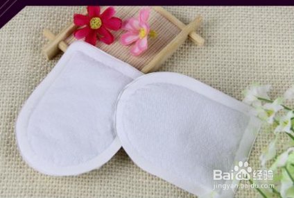 冬天入睡的时候脚部容易冷，简单的保暖方法