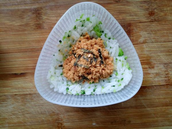 西兰花肉松饭团