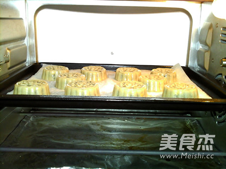 广式玉米黑芝麻月饼