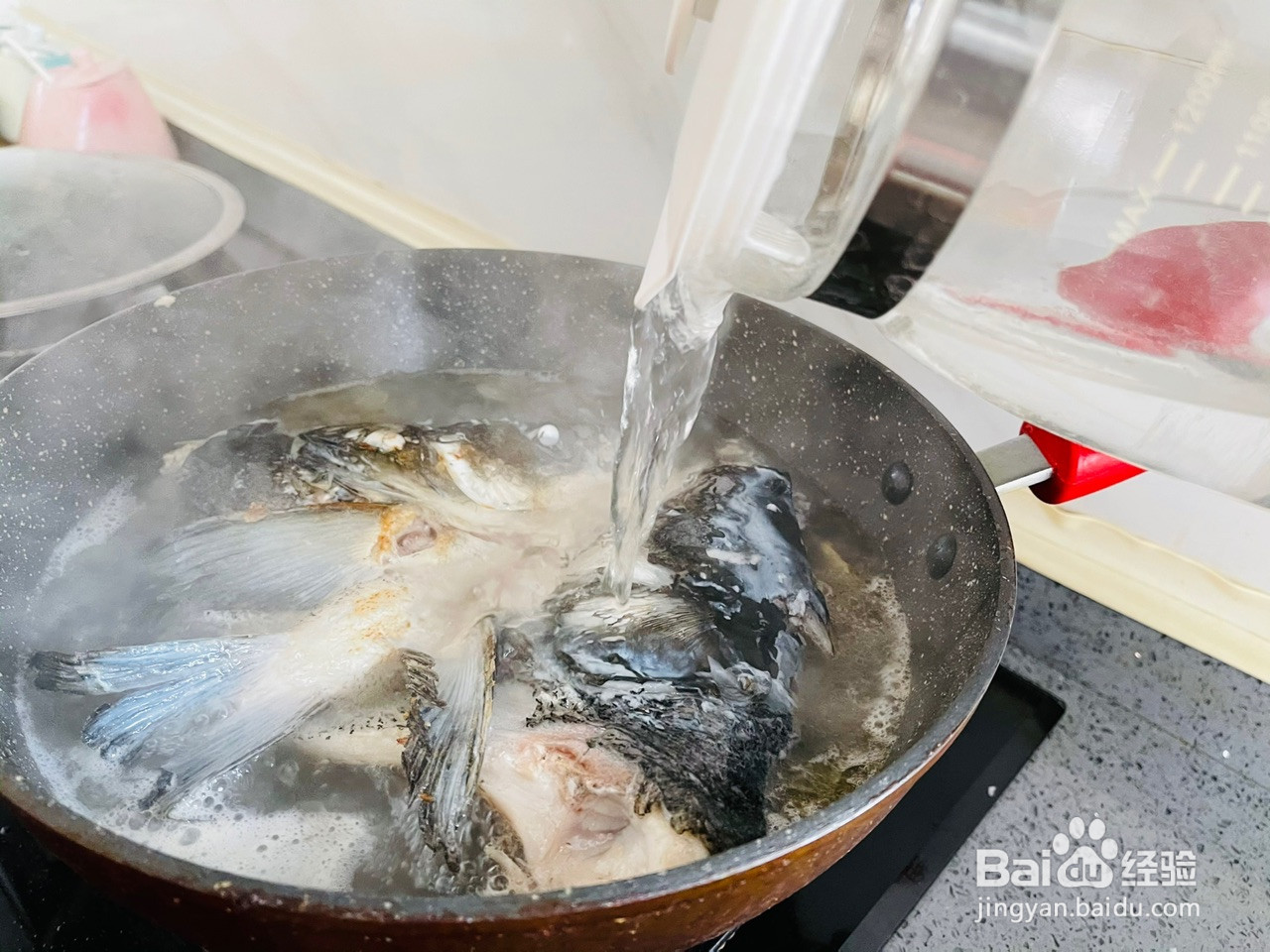 汤鲜味美的鱼头豆腐汤的做法