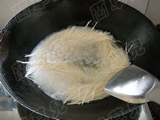 酸菜酱鱼丁面