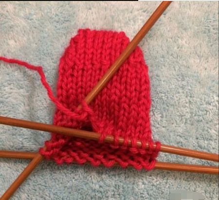 红毛线灰色毛线是怎么钩袜子的