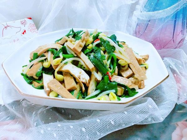 色泽鲜艳韭香豆芽炒香干