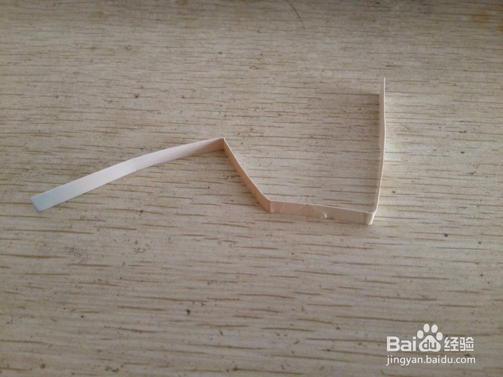 如何用一个细长的硬卡纸做四支中性笔的简易支架