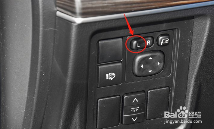 丰田普拉多汽车后视镜如何调节