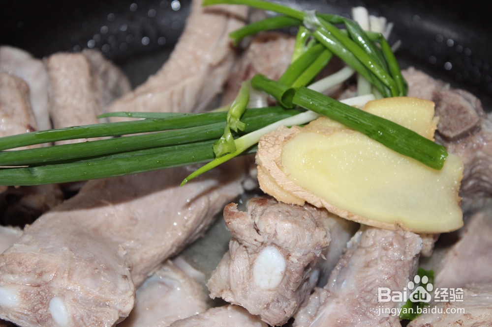 如何做玉米胡萝卜排骨汤？