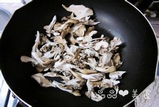 罐头食品做美食——鸡肉蘑菇炒面