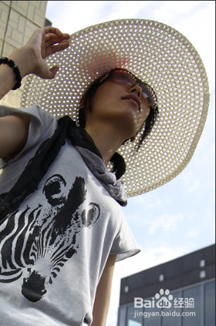 怎么使用ps软件的滤镜制作照片艺术海报？