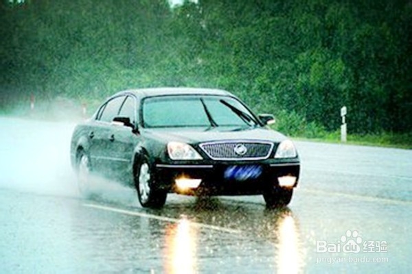 行人怎样保证行路安全？