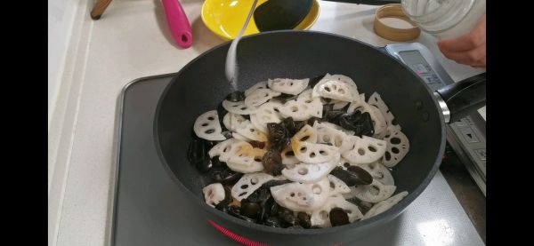 糖醋藕片炒木耳