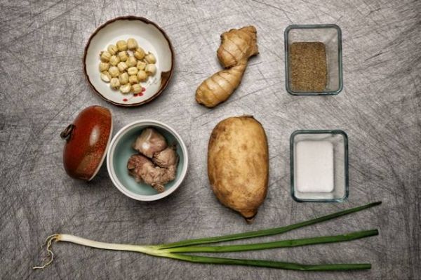 金鸡报喜配莲藕排骨汤