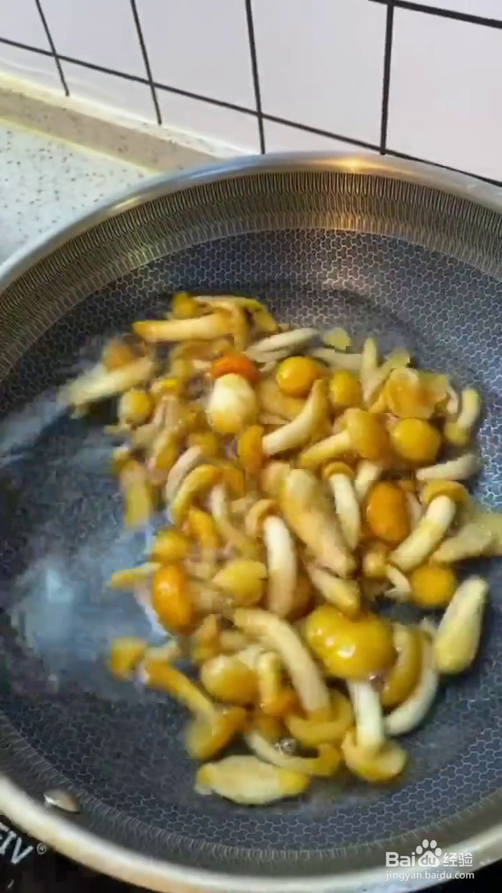 如何制作好吃的小鸡土豆炖蘑菇?