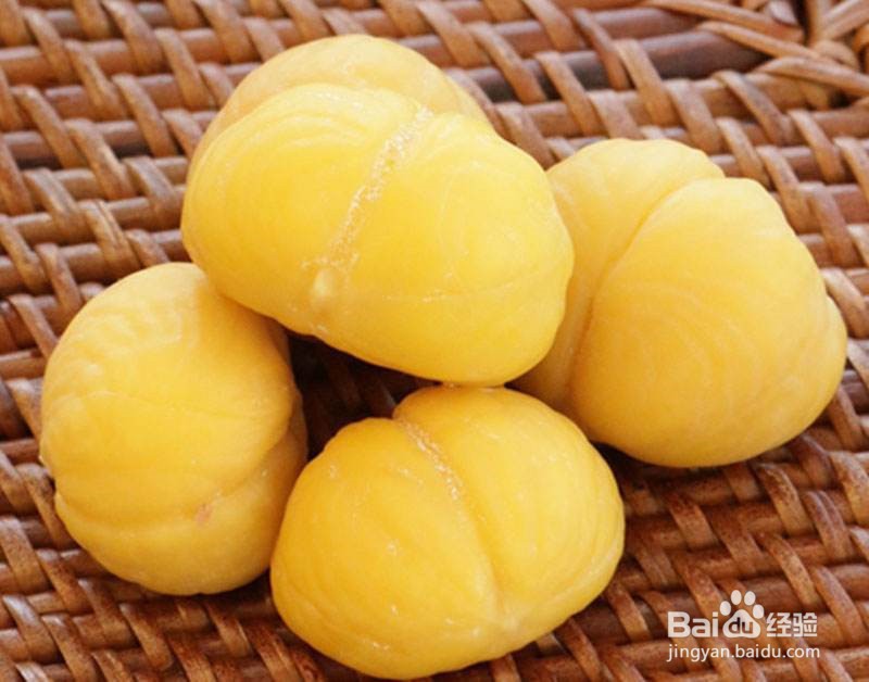 如何快速地剥去煮栗子的皮？