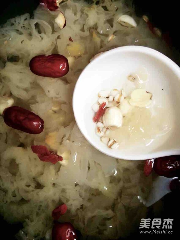 银耳莲子薏米羹