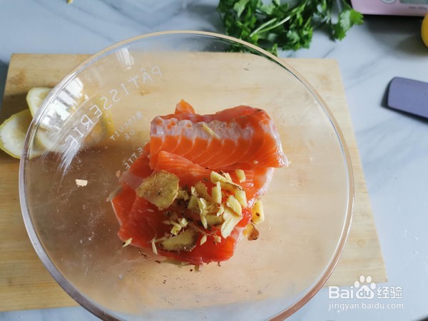 美味的炸三文鱼排