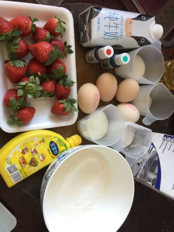 草莓奶油蛋糕卷