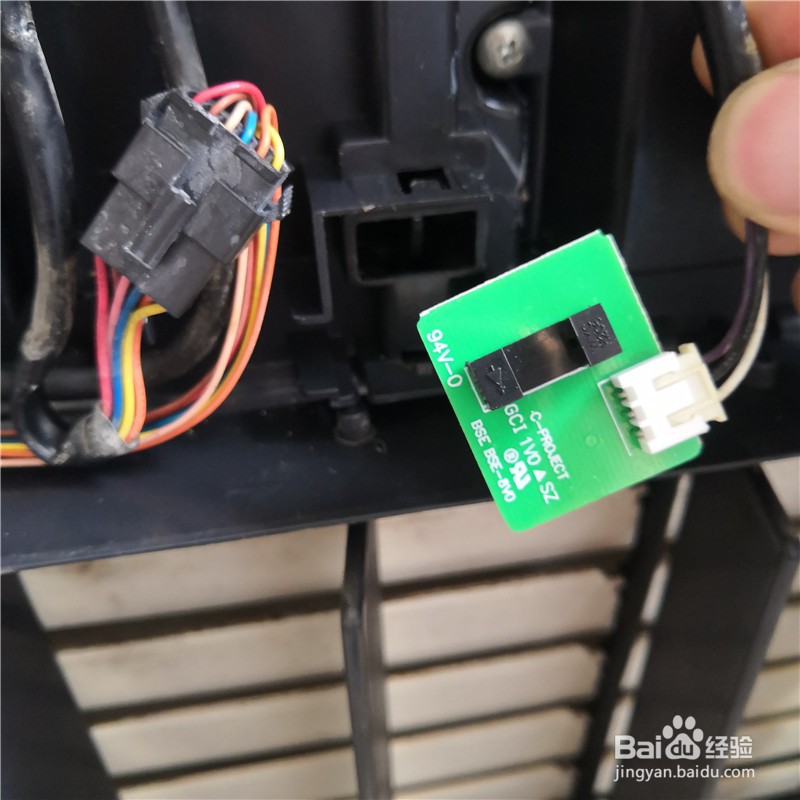 如何维修空调进风口面板不能自动关闭打开的办法