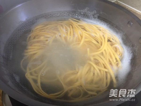 芝麻酱时蔬拌面