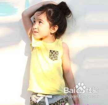 小萝莉巧妙潮搭，成就街头亮眼风景