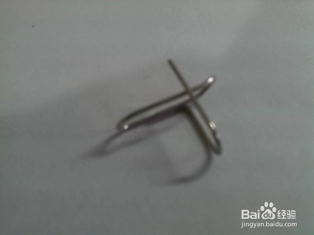 办公室巧用曲别针做简易挂钩