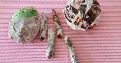 用报纸团成小熊身体的各个部分, 然后用胶条大概固定一下.