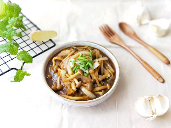 蟹味菇炒洋葱#在“家”打造ins风美食#