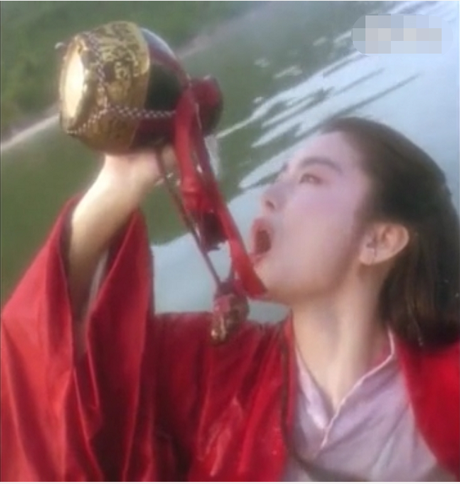 东方不败之林青霞 她在水里喝酒的剧照， 高清，大图，