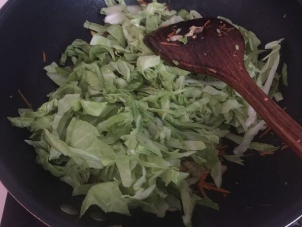 鸡肉菌菇腊味炒饭