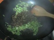 香芹炒酸菜的做法