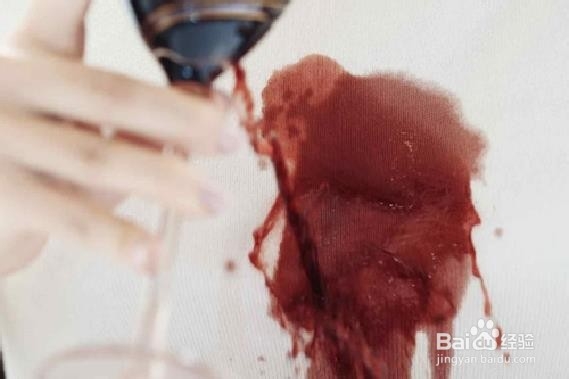 怎样洗白衣服上的红酒渍