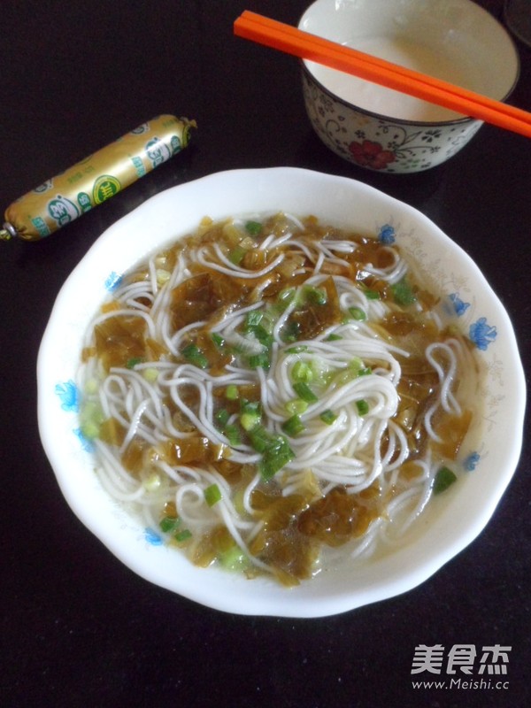 酸菜素米线的做法