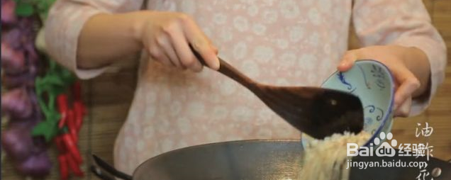 教你潮汕地区经典家常菜:花生烧丝瓜