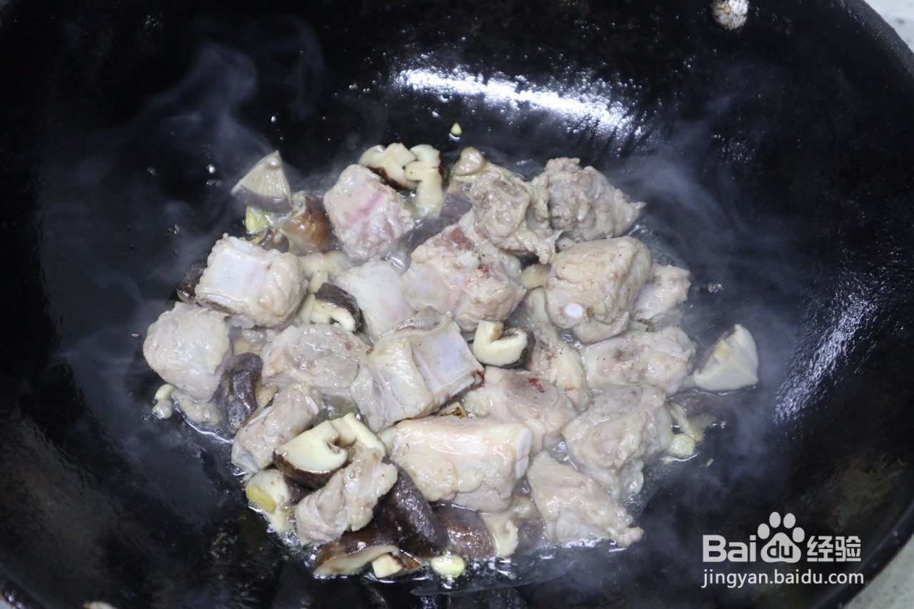 芭蕉叶蒸糯米排骨的做法