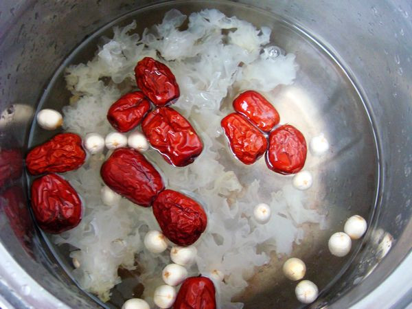 红枣银耳莲子羹