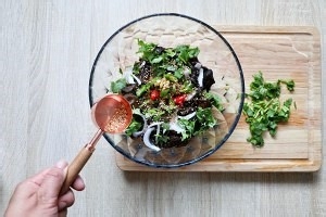 凉拌洋葱木耳的做法